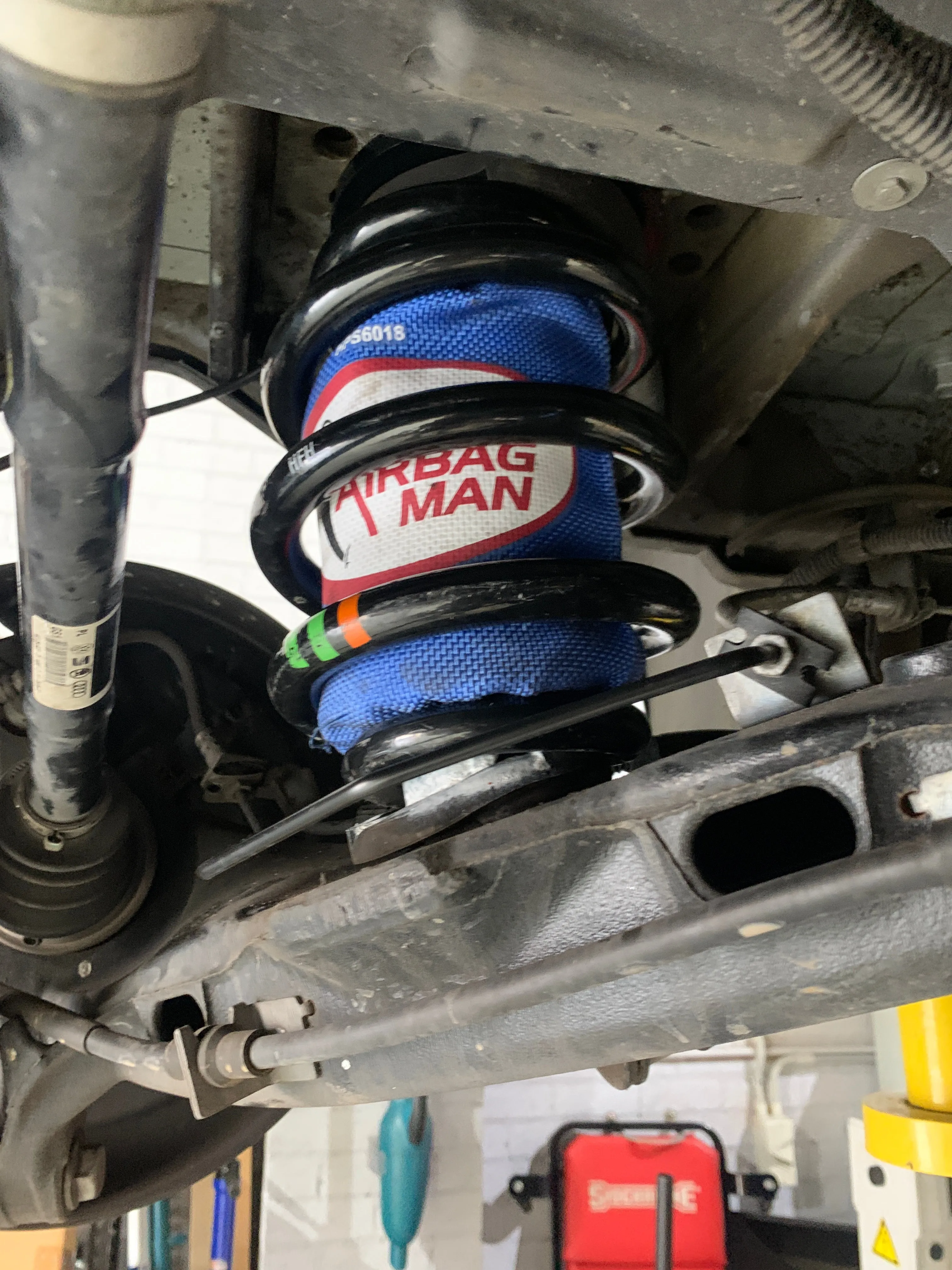 AIR SUSPENSION REAR HELPER KIT